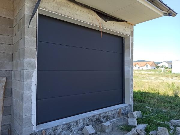 ETILA SILENT szekcionált garázskapu | sima panel | hagyományos színek 1