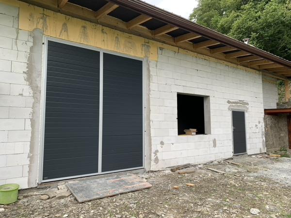 Kétszárnyas garázskapu ETILA WIND | csíkozott panel | hagyományos színek 2