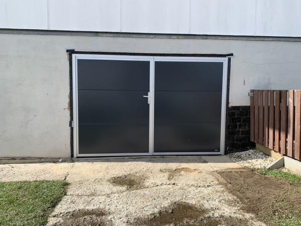 Kétszárnyas garázskapu ETILA WIND | sima panel | hagyományos színek 3