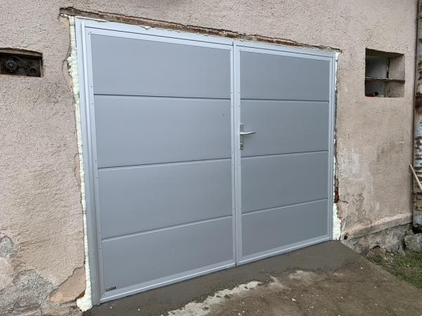 Kétszárnyas garázskapu ETILA WIND | sima panel | hagyományos színek 2