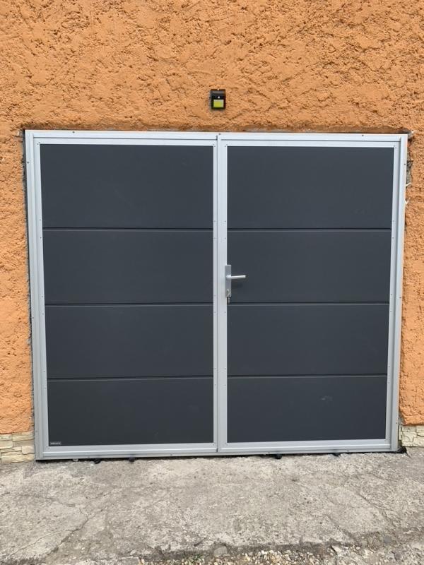 Kétszárnyas garázskapu ETILA WIND | sima panel | hagyományos színek 1